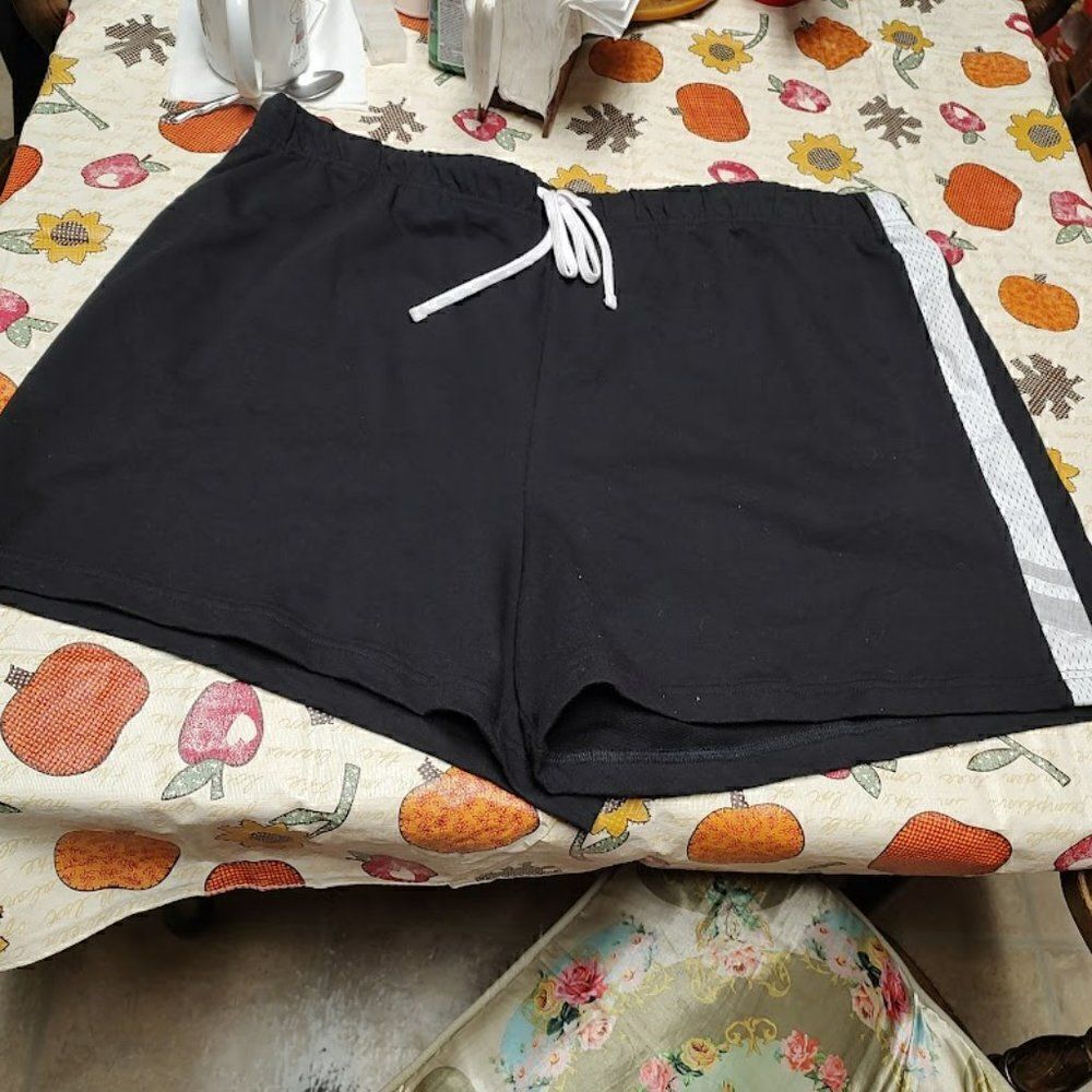 New Fashion Bug Black Shorts Size Women's 26/28W Shorts